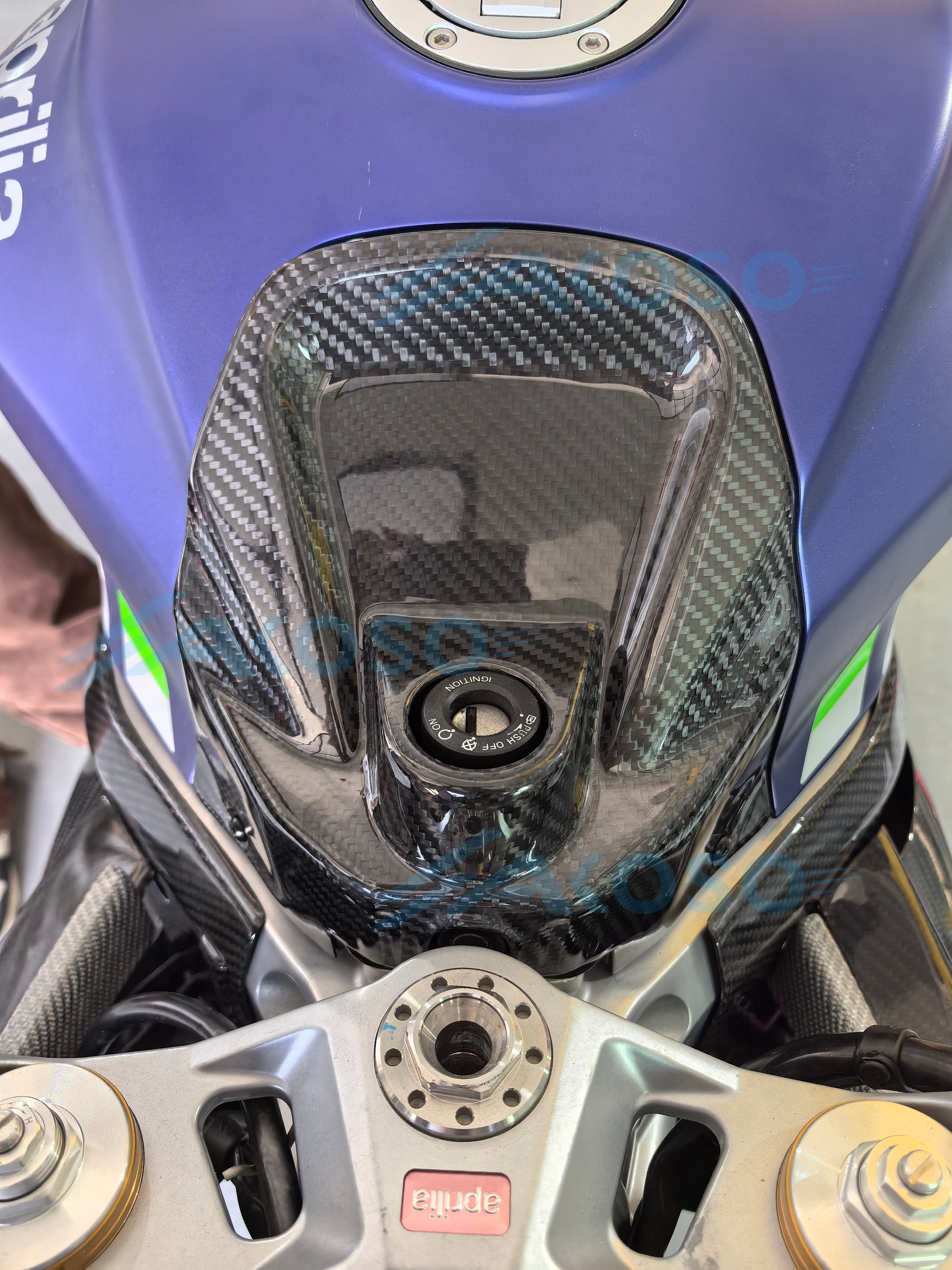 AKOSO 2021+ Aprilia RS660 Carbon Fiber Motorrad Modifizierte Schlosskopfabdeckung Schlüsselschlossabdeckung Dekoration
