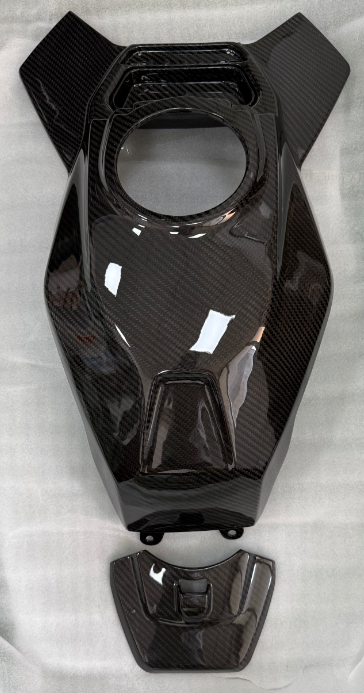 AKOSO BMW S1000XR 2020-2024 Carénage de moto en fibre de carbone Couvercle de réservoir de carburant supérieur avant