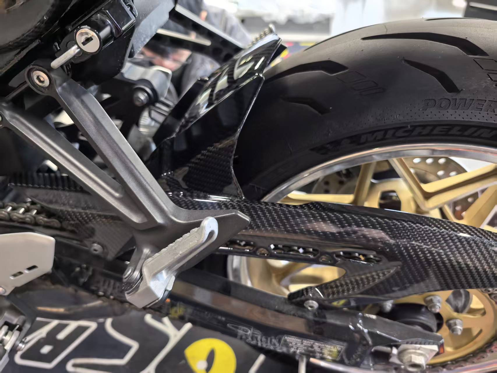 AKOSO 2020+ Kawasaki Z900 Carbon Fiber Rear Fender Chain Guard Kit