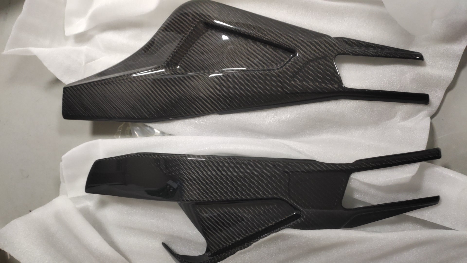 AKOSO 2025 BMW S1000RR Carbon Fiber Swingarm Covers Protectors Style C